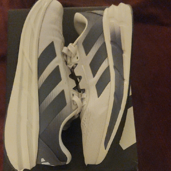 ♥️Adidas Questar 3  Men's White and Gray Sneakers - Picture 2 of 6